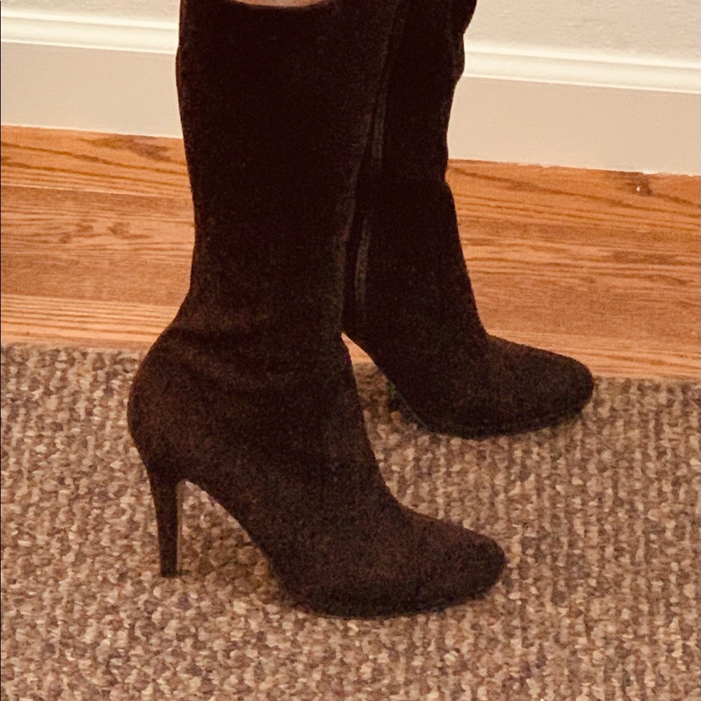 - Tahari size 7 suede espresso boots